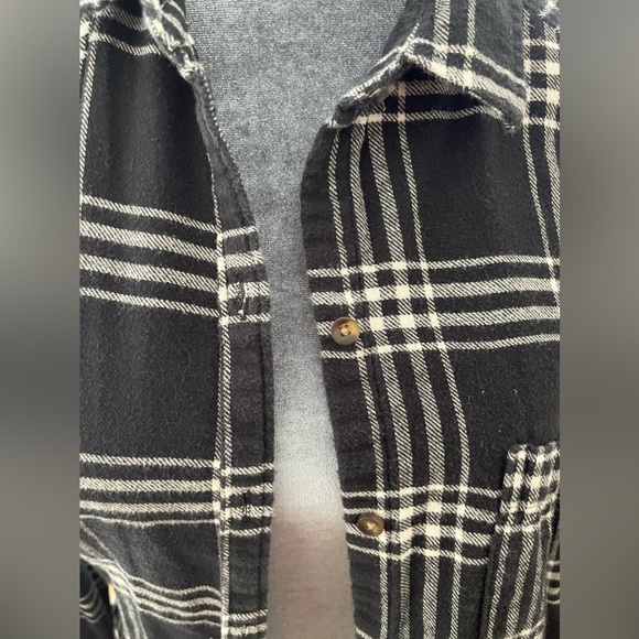Hollister. Women’s L. Flannel. Black and white. - Picture 5 of 5